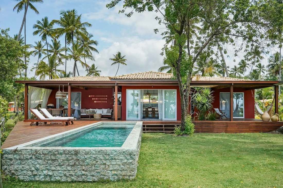 Casa Axé, Orixás Residence, Praia do Encanto: piscina, amplia terraza con sofás y mesa, área de parrilla propia y cocina abierta a la sala