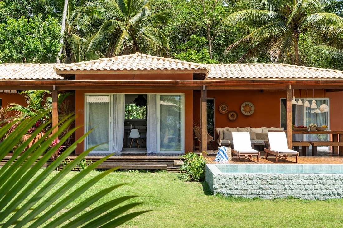 Casa Bamba, Orixás Residence, Praia do Encanto: terraza con pérgola, sofás y mesa grande, frente al jardín y la piscina