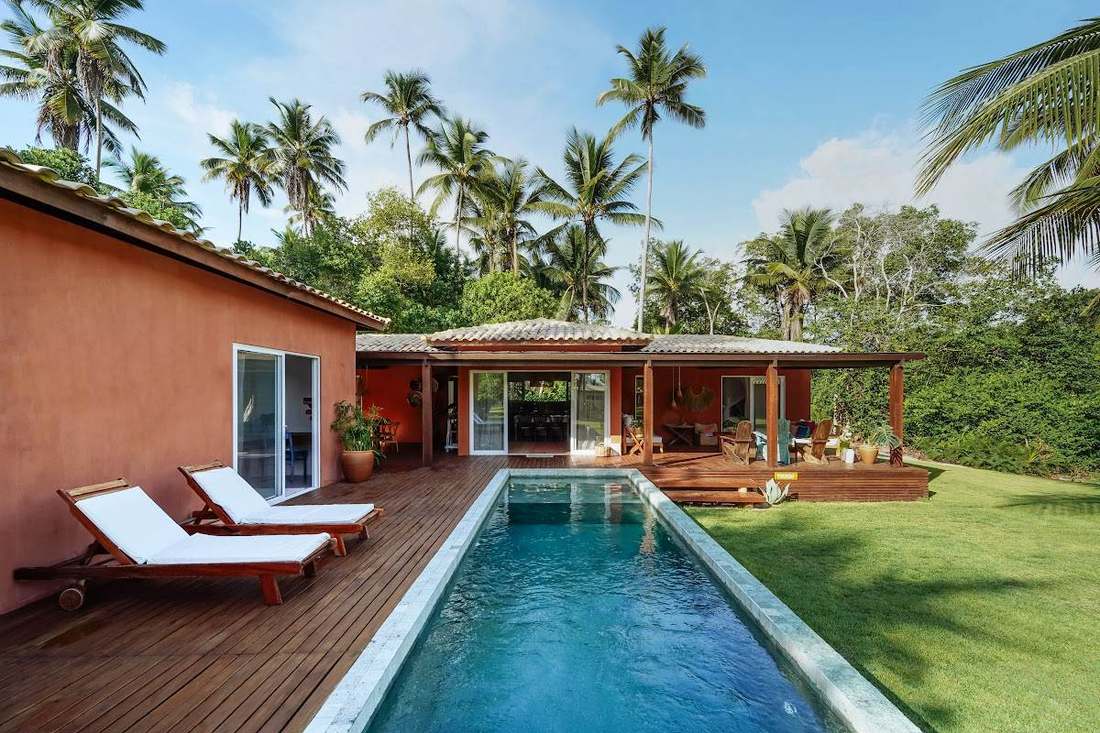 Casa Borogodó, Orixás Residence, Praia do Encanto: piscina alargada, terraza con sofás y mesa larga de madera, y comedor para todo el grupo