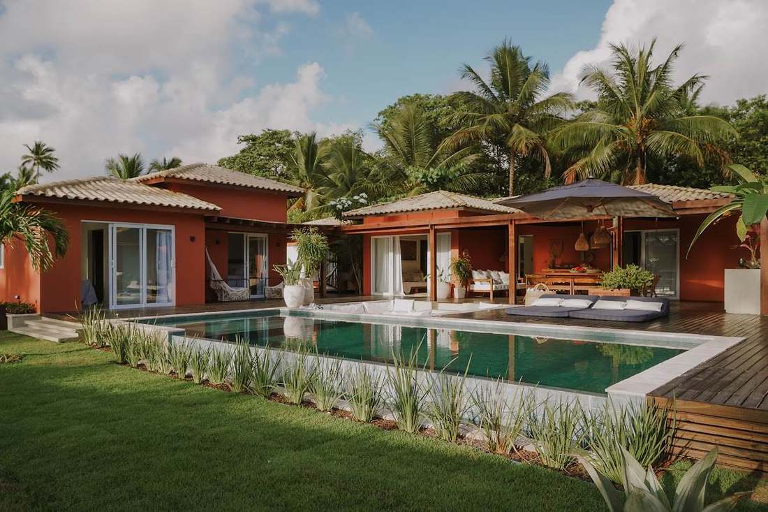 Casa Dendê, Orixás Residence, Praia do Encanto: piscina amplia, área de parrilla propia, terraza con hamacas y chimenea exterior para reuniones al aire libre