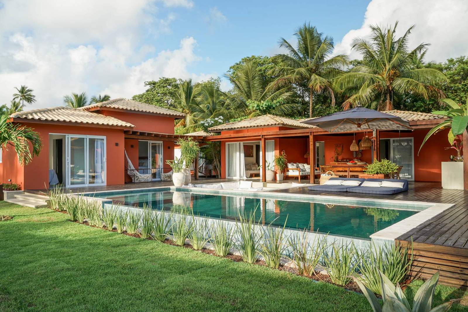 Casas del Orixás Residence con piscina y jardín, rodeadas de cocoteros, en Praia do Encanto, Morro de São Paulo
