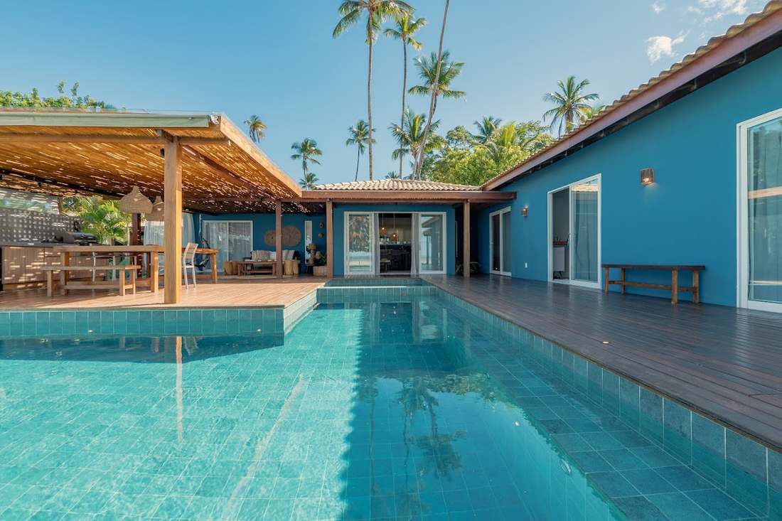 Casa Mainha, Orixás Residence, Praia do Encanto: piscina con deck frente al mar, terraza cubierta con mesa larga y área de parrilla propia