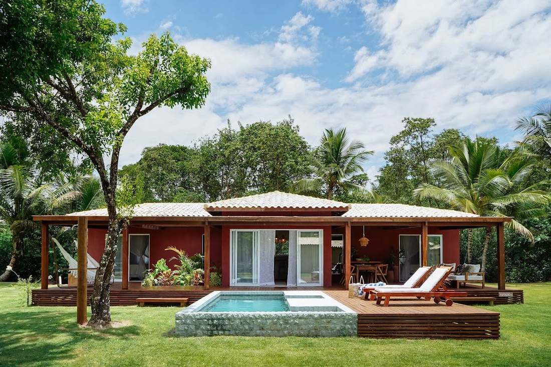 Casa Papagaio, Orixás Residence, Praia do Encanto: piscina en el jardín, sala amplia y cocina integrada con barra, ideal para cocinar conversando