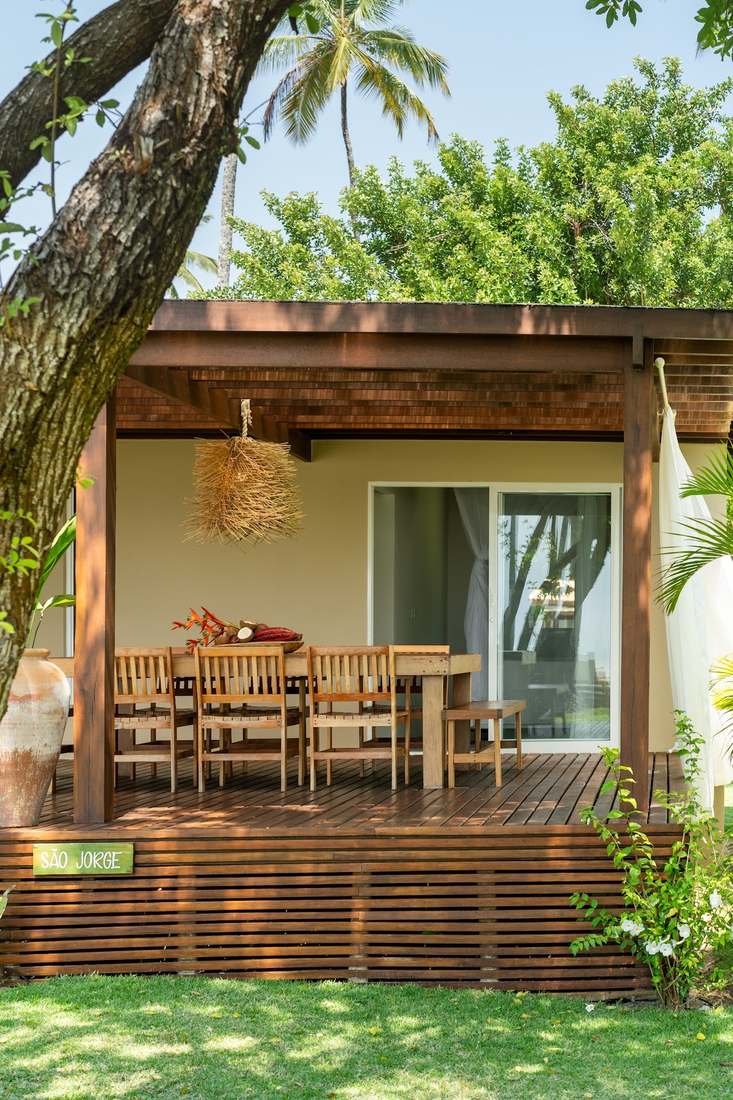 Casa São Jorge, Orixás Residence, Praia do Encanto: piscina alargada frente al mar, deck de madera y comedor integrado a la cocina