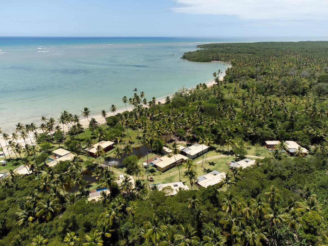 Vista aérea de Praia do Encanto y de las casas del Orixás Residence entre los cocotales