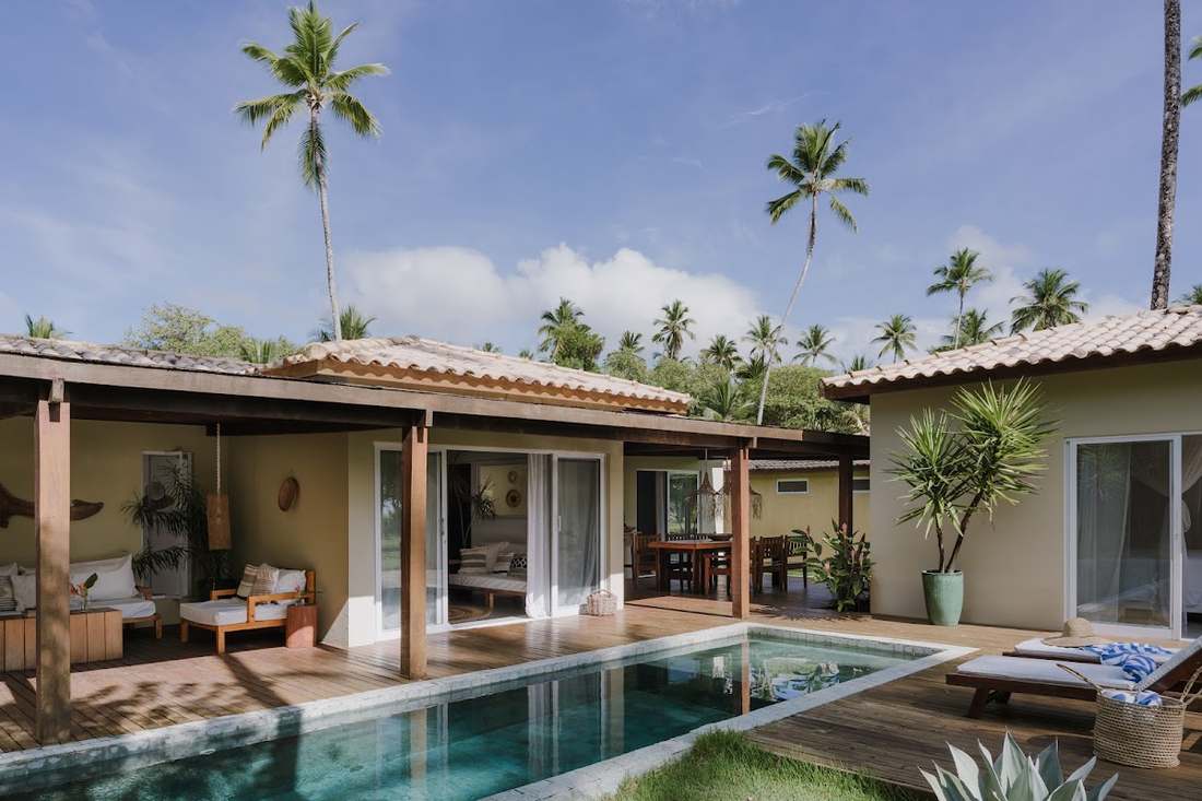 Casa Tucano, Orixás Residence, Praia do Encanto: piscina rodeada de deck, terraza con hamacas y sala amplia con cocina integrada
